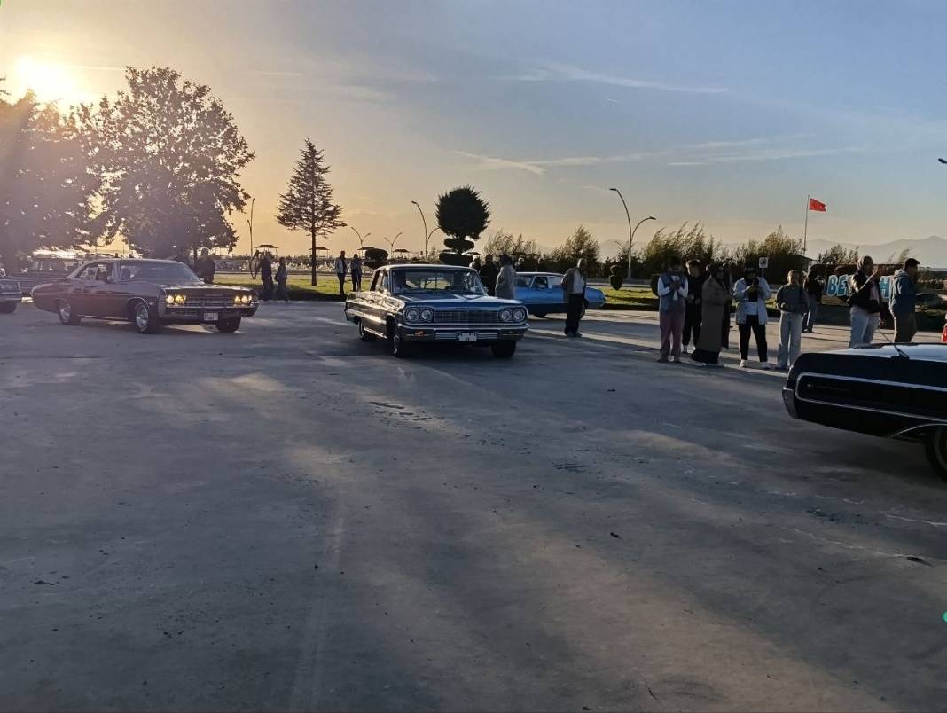 Klasik otomobiller Beyşehir’i salladı! Göl etrafında tur attılar 4